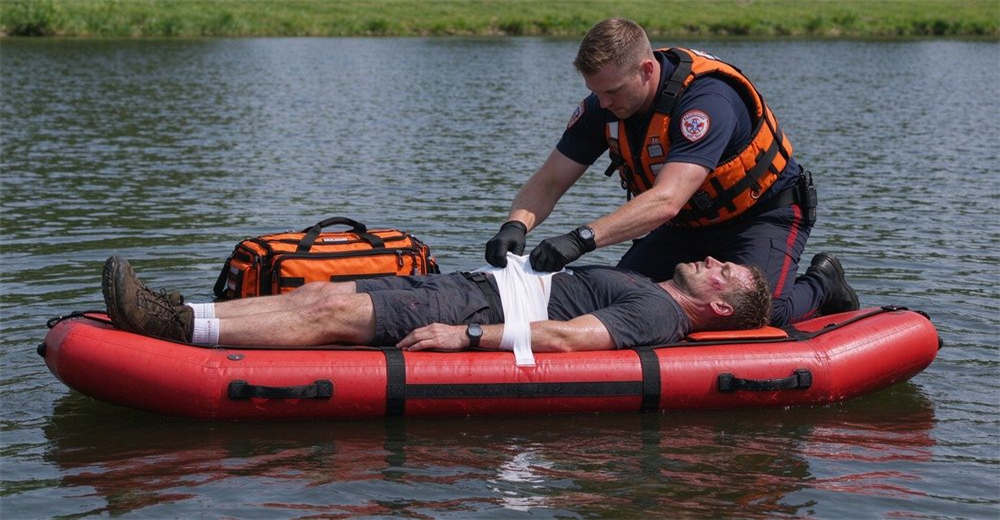 Related product: emergency first aid kit real use photo with rescuer bandaging patient on foam-filled water rescue floating platform, essential flood rescue equipment for injury treatment. Related product: emergency first aid kit real use photo with rescuer bandaging patient on foam-filled water rescue floating platform, essential flood rescue equipment for injury treatment.