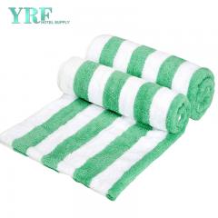 Большой отель поставляет полотенце для большого бассейна