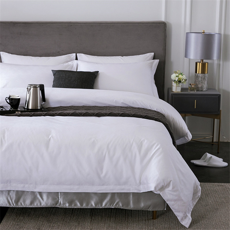 На простынях в отеле кровь. Как мне их немедленно постирать?